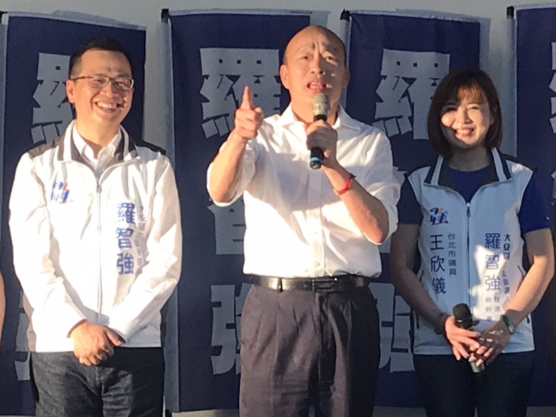 前高雄市長韓國瑜(中)4日現身站台台北市前議員羅智強(左)。(Photo by簡嘉佑/台灣醒報)