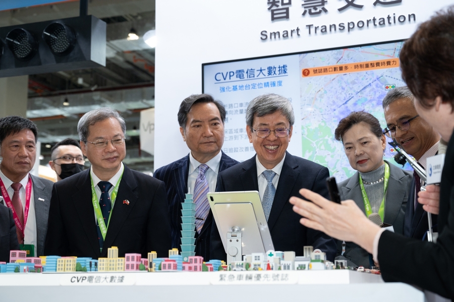 陳建仁內閣雖比蘇貞昌內閣更願意面對媒體、推動法案頻率也較高,但仍須設法讓民眾更安心。(陳建仁臉書)