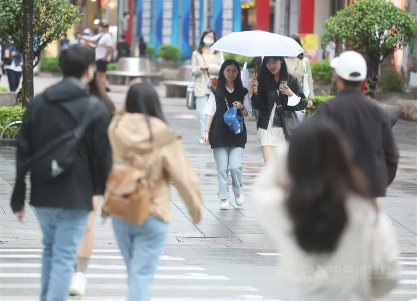 氣象專家吳德榮說,鋒面導致全台降溫又降雨,各地最低溫恐怕都不到20度。(中央社)