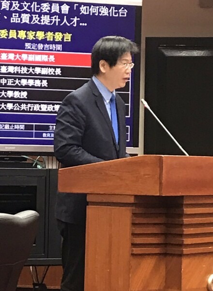 台大副國際長李君浩8日於公聽會表示,吸引國際人才來台後還得想辦法留才。(Photo by 簡嘉佑/台灣醒報)