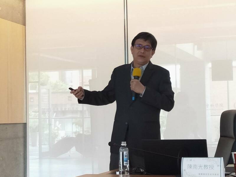 前央行副總裁陳南光8日演講時,呼籲央行將更多歷史決策資料公開,以進行完整的政策研究。(Photo by 呂翔禾/台灣醒報)