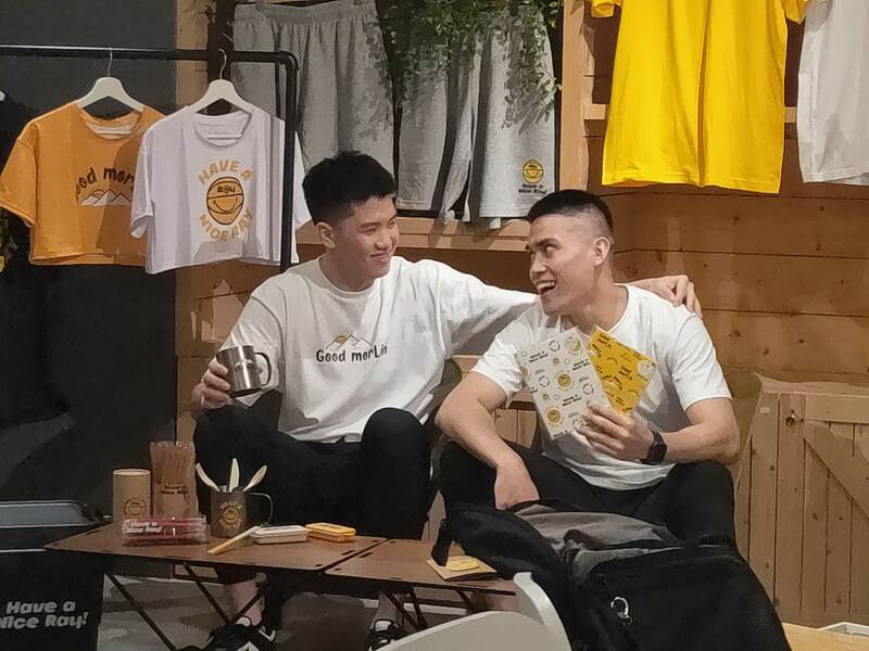旅中球星林庭謙(左起)與陳盈駿9日暢談CBA賽季回憶。(Photo by 呂翔禾/台灣醒報)