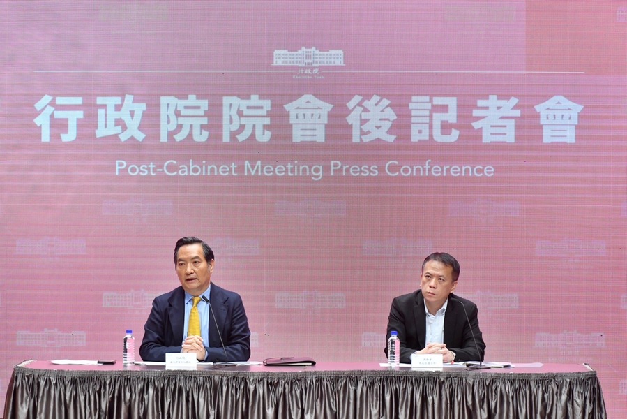 行政院發言人羅秉成11日於院會記者會,就詐騙、道安等議題接受媒體提問。(行政院提供)