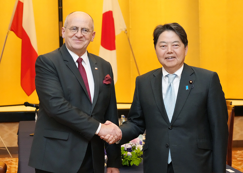 日本外交部長林芳正(左)近日透露北約將於日本成立辦事處,為亞太地緣政治增添許多不確定性。右為波蘭外長勞烏(Photo from @MofaJapan_en via Twitter)