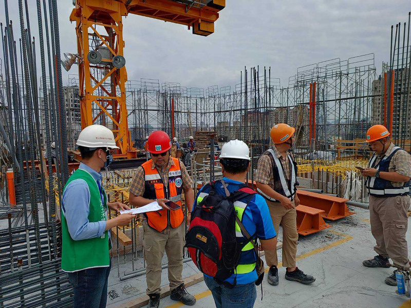 台中捷運列車10日撞上建案掉落吊臂釀死傷後,高雄市政府勞工局及工務局近期針對興富發建設在高雄的11處工地實施突擊檢查。(高雄市勞工局提供)