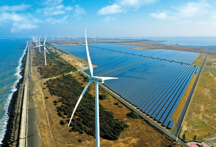 經濟部將推出「中小企綠電平價專案」,預計最快明年上半年開賣,底價訂為新台幣4.3元。(中央社)