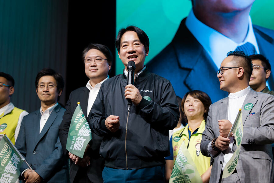 16日一口氣有兩份民調出爐,若為三腳督,民進黨候選人賴清德都穩定領先。(賴清德臉書)