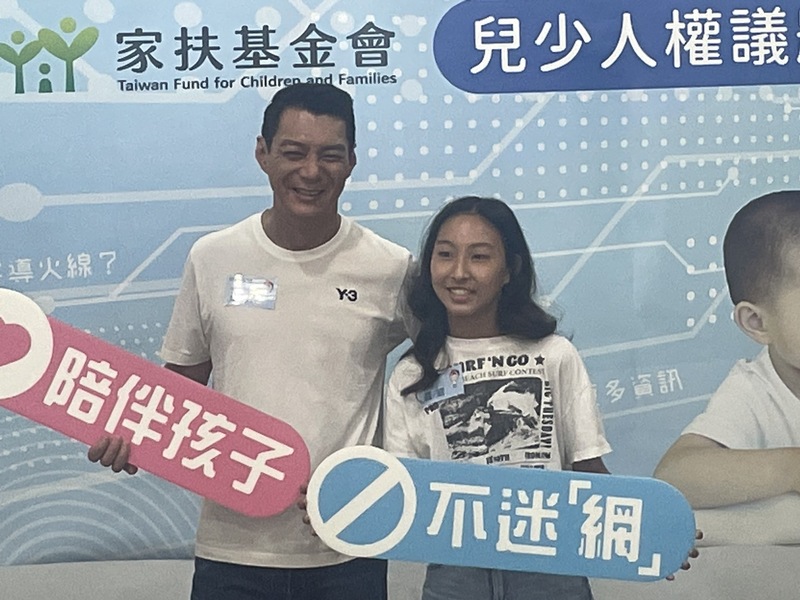 藝人聶雲(左)與其女兒聶庭(右)17日到場分享,在網路社群使用上,親子應保留空間理解孩子的需求。(Photo by 簡嘉佑/台灣醒報)