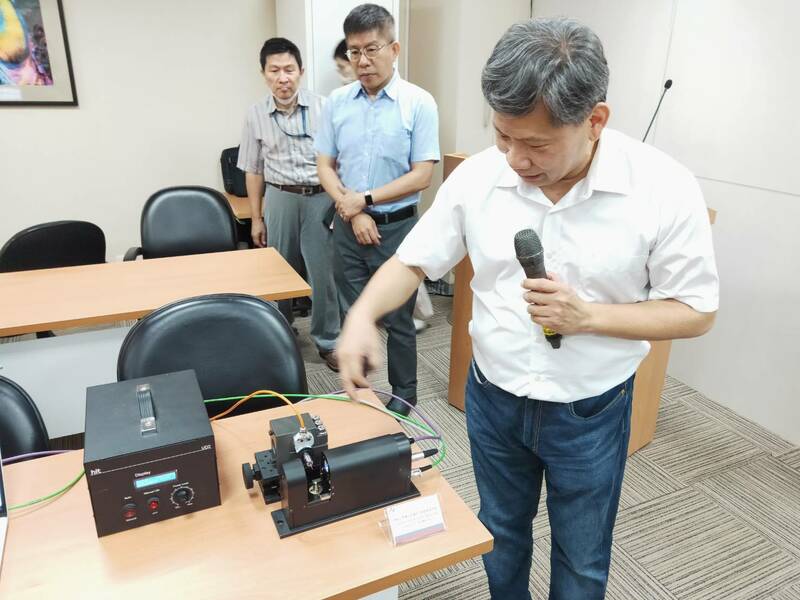 中興大學機械系教授陳政雄17日向媒體解釋最新超音波刀切割技術。(Photo by 呂翔禾/台灣醒報)