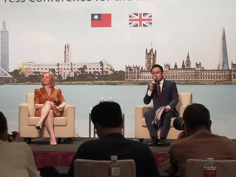 英國前首相特拉斯(左)17日訪台接受媒體提問。(Photo by 呂翔禾/台灣醒報)