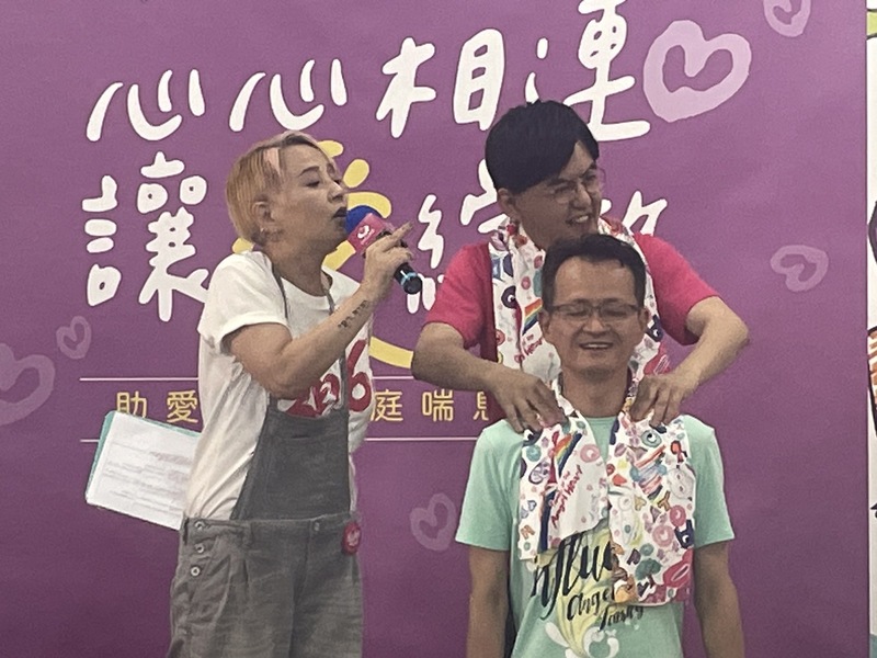 藝人黃子佼17日出席公益活動,現場幫忙家長按摩肩膀,象徵幫忙釋放照顧的壓力。(Photo by 簡嘉佑/台灣醒報)