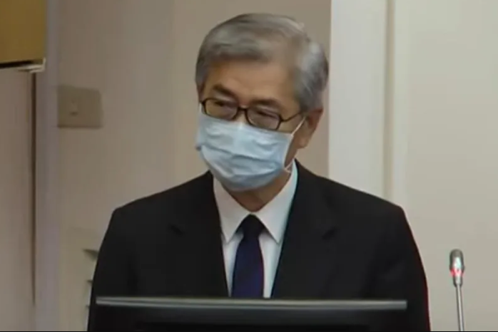 壽險公會17日表示,加上續保收入、總保費收入也都呈現衰退,持續「三衰」的局面。金管會主委黃天牧表示,淨值比監理不宜廢除(直播截圖)