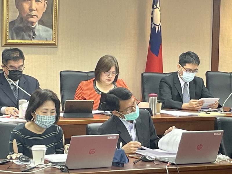 立法院18日就「疫後改善缺工擴大就業方案之規畫進度期程」進行報告與備詢,(Photo by 簡嘉佑/台灣醒報)
