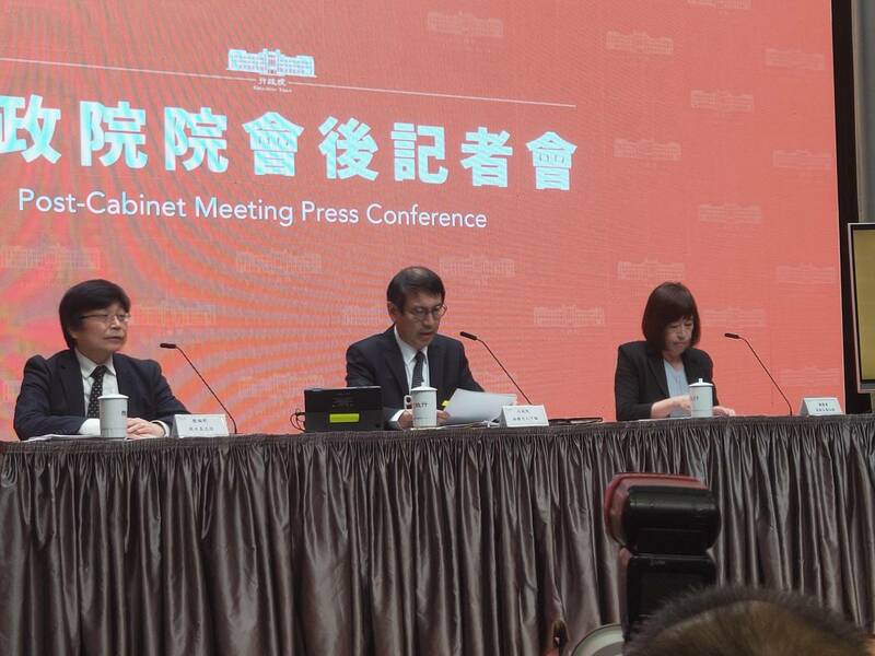 行政院發言人林子倫18日出席院會後記者會,與官員回應記者提問。(行政院提供)