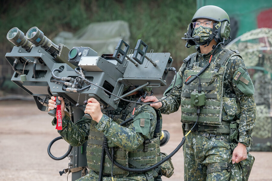 各國都擔憂兩岸兵凶戰危,外資也抽身,但在台灣各地,民眾卻恍然不覺有立即明顯的戰爭危機將至。(總統府)