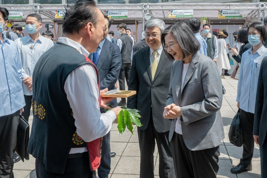 如何從大量正反論述中評斷蔡總統的施政好壞?明年選舉結果就很清楚了。(Photo from 蔡英文臉書)