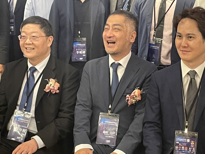 中國醫藥大學附設醫院周邊血管科主任徐中和(左起)與日本權威心血管醫師藤原昌彥、仲間達也21日共同與會「周邊血管學會」成立大會。(Photo by 簡嘉佑/台灣醒報)