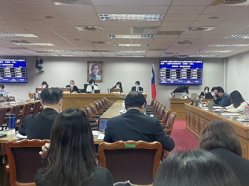 面對詐欺案暴增的狀況,司法院秘書長林輝煌、法務部次長黃謀信22日於立法院都呼籲增加員額。(Photo by 簡嘉佑/台灣醒報)