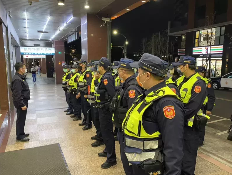 台北市警察局深夜執行「靖城掃黑專案」,在KTV、卡拉OK、小吃店等處臨檢。(網路截圖)