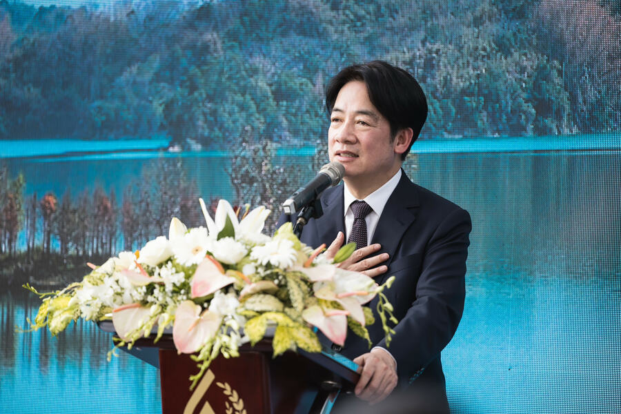 民進黨重申該黨總統候選人賴清德的主張:「民主才是台灣人民最大的共識,會持續壯大中華民國台灣,捍衛自由民主現狀。」(臉書截圖)