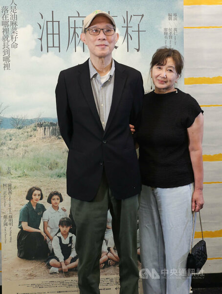 經典國片「油麻菜籽」導演萬仁(左)、演員蘇明明(右)日前在台北接受媒體聯訪,分享當年電影拍攝點滴。(中央社)