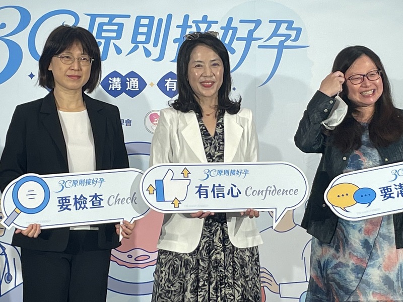 台灣生殖醫學會理事長陳美州(左起)、國健署副署長魏璽倫與生育醫學會理事長黃貞瑜24日於記者會分享台灣不孕症治療的現況。(Photo by簡嘉佑/台北報導)