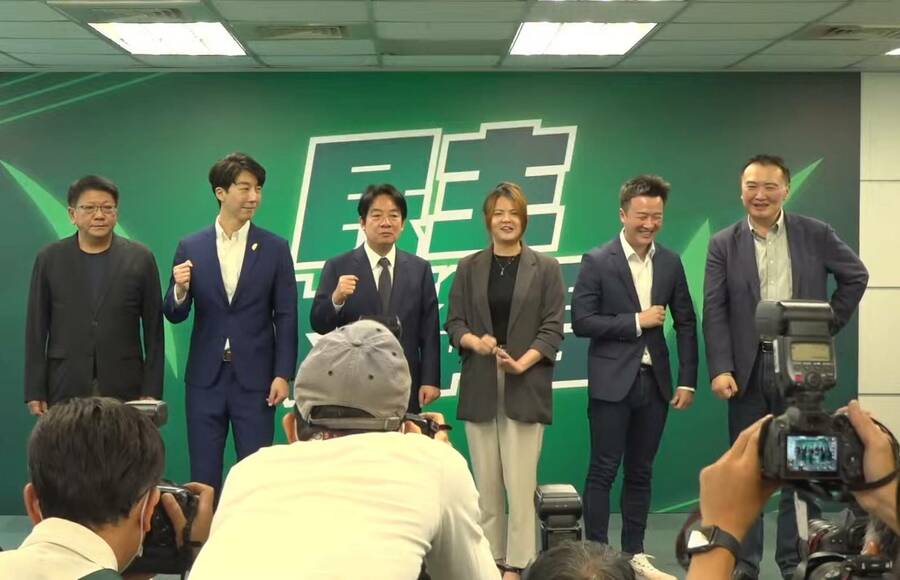 民進黨主席賴清德(中)24日宣布首波立委徵召名單,包括吳崢(左二起)、曾柏瑜與李正皓。(影片截圖)
