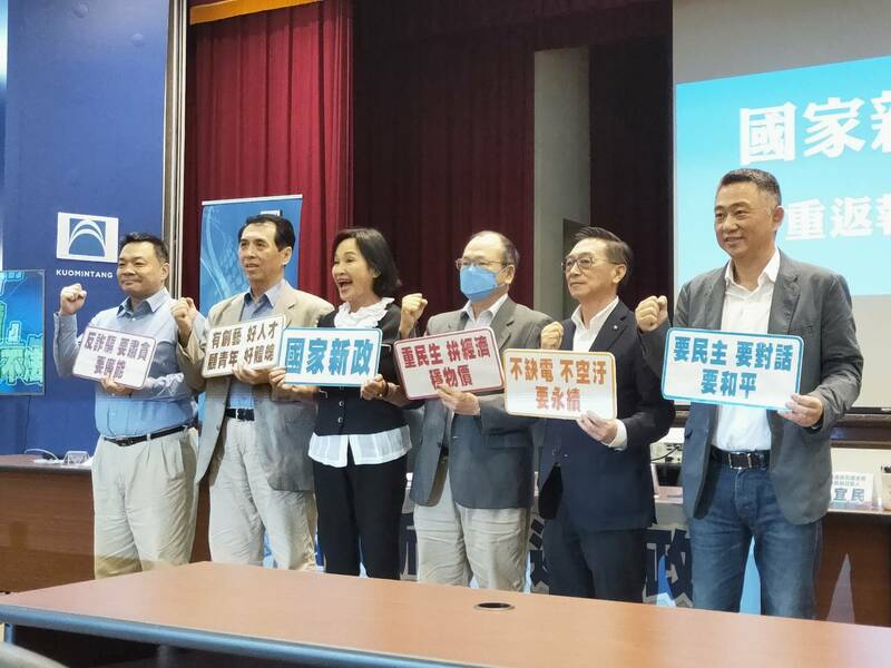 國政基金會25日由執行長柯志恩(中)率領各組召集人召開記者會。(Photo by 呂翔禾/台灣醒報)