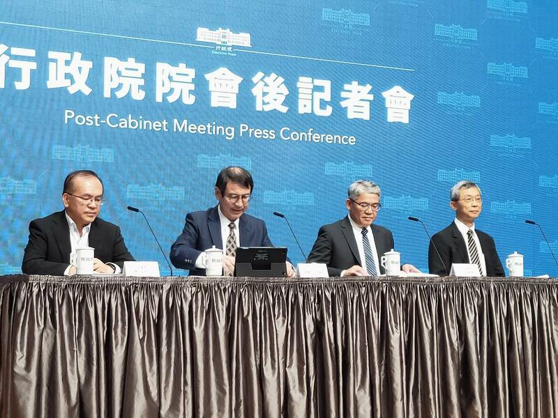 行政院25日公布「行人優先交通安全行動綱領」,要各縣市政府公布道安改善進度,還有加強執法與定期換照。(Photo by 呂翔禾/台灣醒報)