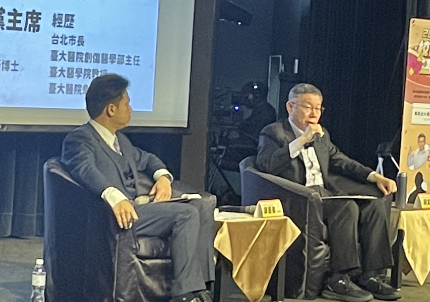民眾黨總統候選人柯文哲(右)28日出席2024校園總統馬拉松,並以「台灣民主新發展」為題演講。(Photo by 簡嘉佑/台灣醒報)