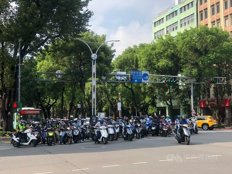 台灣交通紊亂,提升人車安全應標本兼治。(中央社)