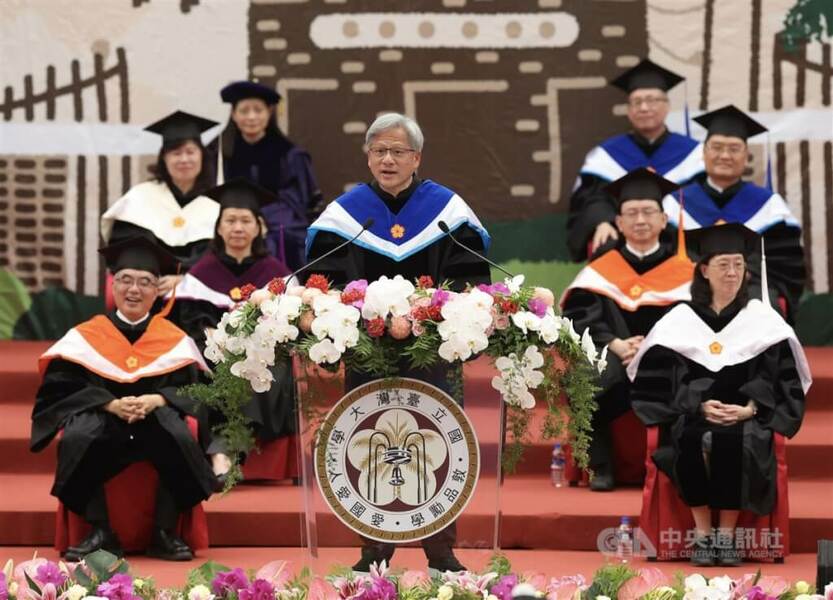 台大畢業典禮邀請NVIDIA(輝達)執行長黃仁勳(中),為畢業生致詞。(中央社)
