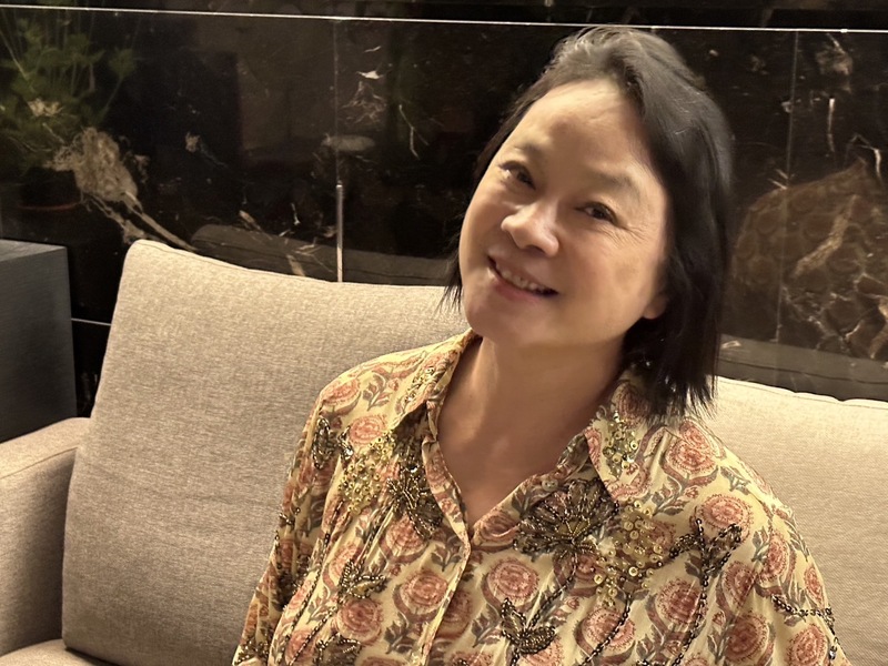 停擺22年的傳奇女星陸小芬接受記者專訪,笑著說「自己生下來就是要演戲的」。(林意玲攝)