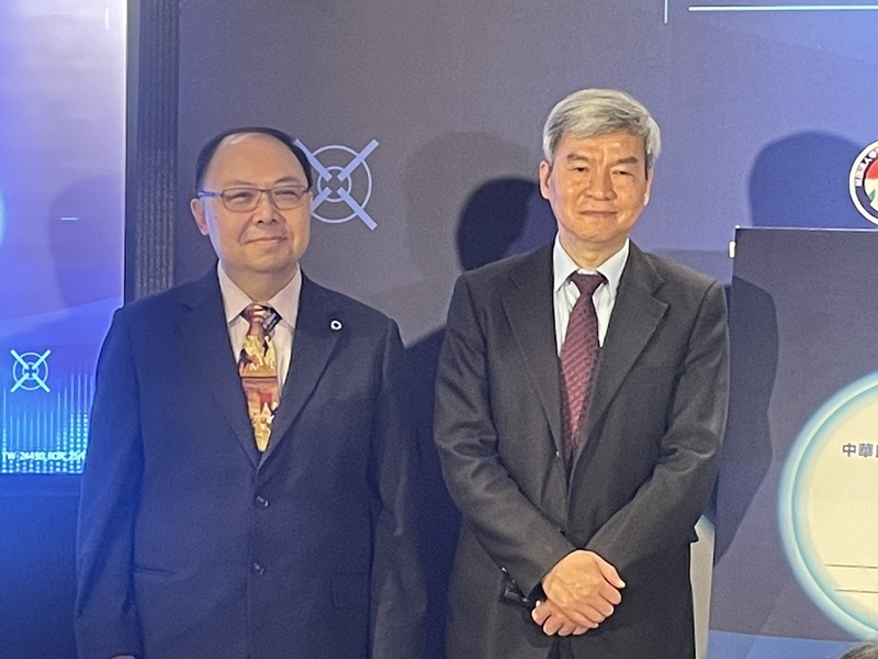 糖尿病衛教學會理事長王治元(左)、國院院院長司徒惠康(右)30日與藥廠阿斯特捷利康共同簽署「2025糖尿病精準衛教計劃」合作備忘錄。(pPhoto by 簡嘉佑/台灣醒報)
