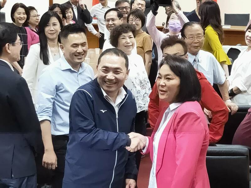 新北市長侯友宜(左)31日與國民黨立院黨團會面,並發表演說。(Photo by 呂翔禾/台灣醒報)