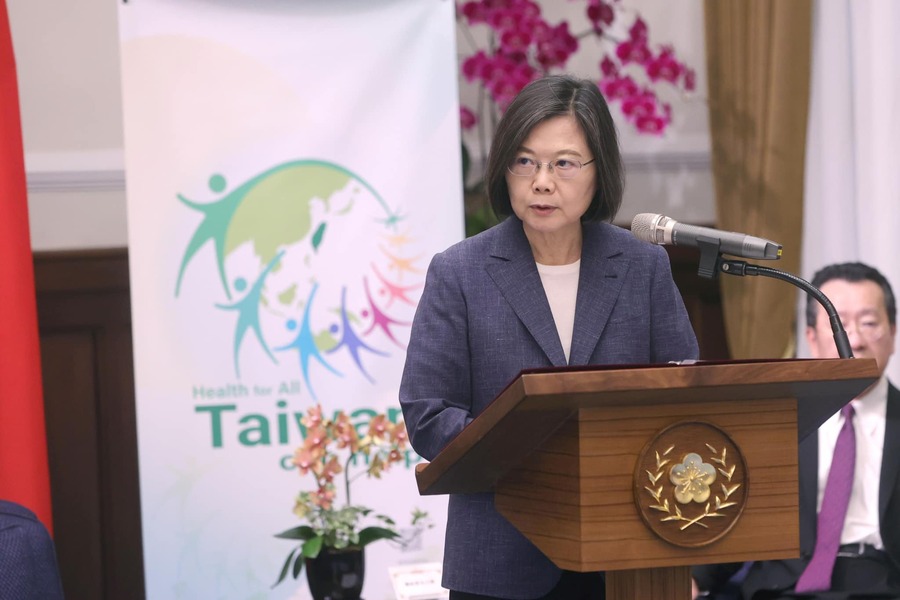 民進黨內部傳出黨工遭性騷擾卻被吃案的狀況,總統府罕見發聲明支持黨中央徹查此案。(蔡英文臉書)
