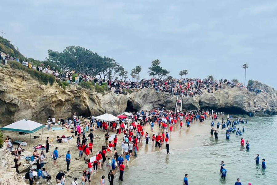 數千人同時在海灘受洗。(Photo by Baptize SoCal網站 )