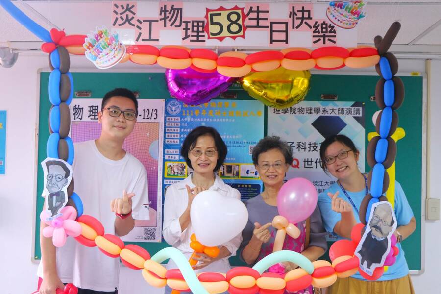 林昭吟(左二)參加58屆淡江物理系系友會。(林昭吟提供)