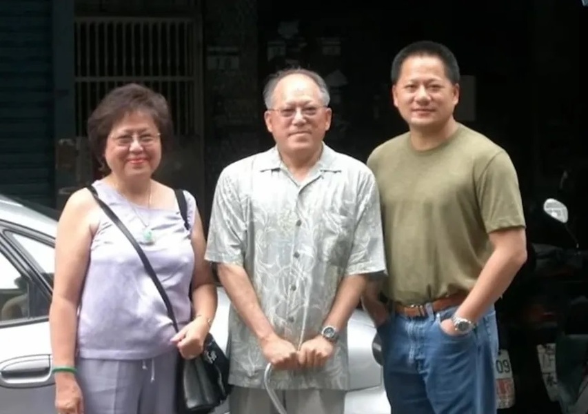 黃仁勳(右)與父母合影。(輝達提供)