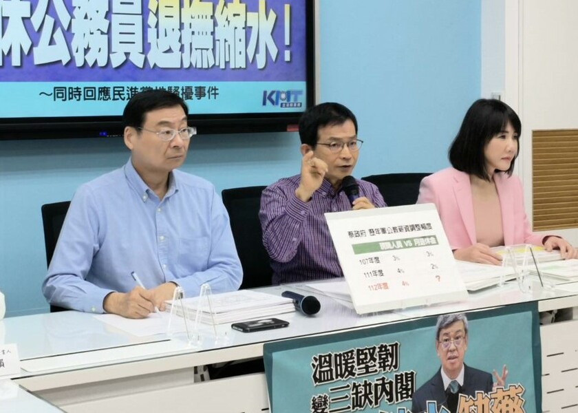國民黨立委曾銘宗(左起)、賴士葆與謝衣鳳5日指出,物價持續飆漲,蔡政府為現職軍公教人員調薪,卻忽略已退休軍公教人員。(國民黨提供)