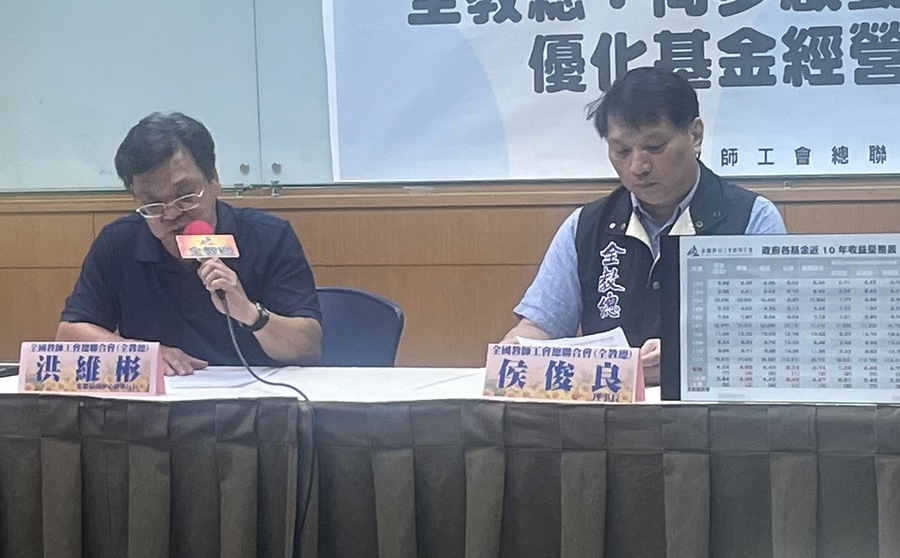 全教總理事長侯俊良(右)6日表示,提撥制雖然風險較低,但有保障不足的風險,導致退休生活缺乏保障。(Photo by 簡嘉佑/台灣醒報)