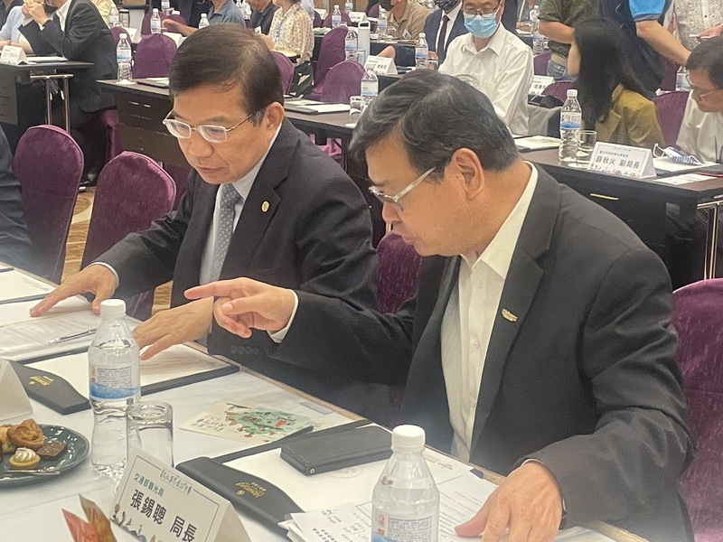 交通部長王國材(左)6日於北部觀光座談會表示,目前旅遊業最大的兩個問題是「缺工」與「兩岸交流停滯」。(Photo by 簡嘉佑/台灣醒報)