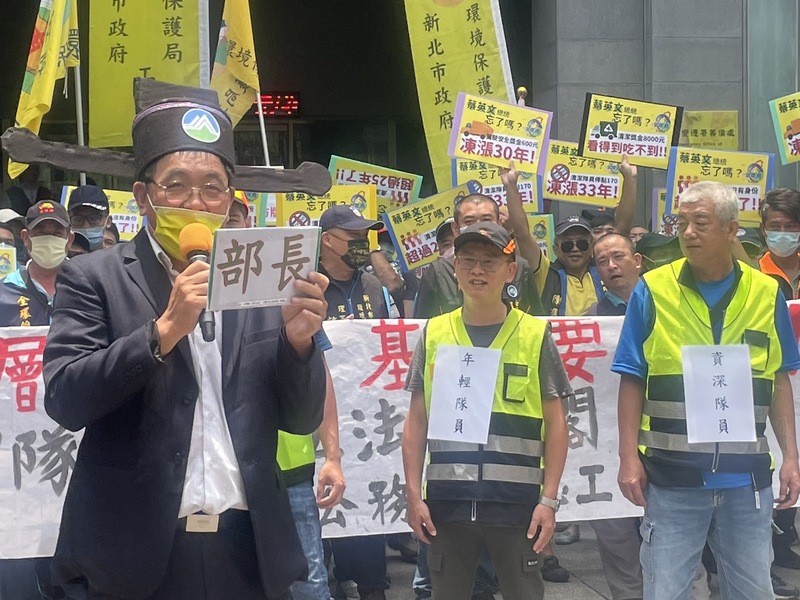 清潔人員工會7日聯合到環保署前呼籲,環保署儘快訂定清潔人員身份法認定的專法。(Photo by 簡嘉佑/台灣醒報)