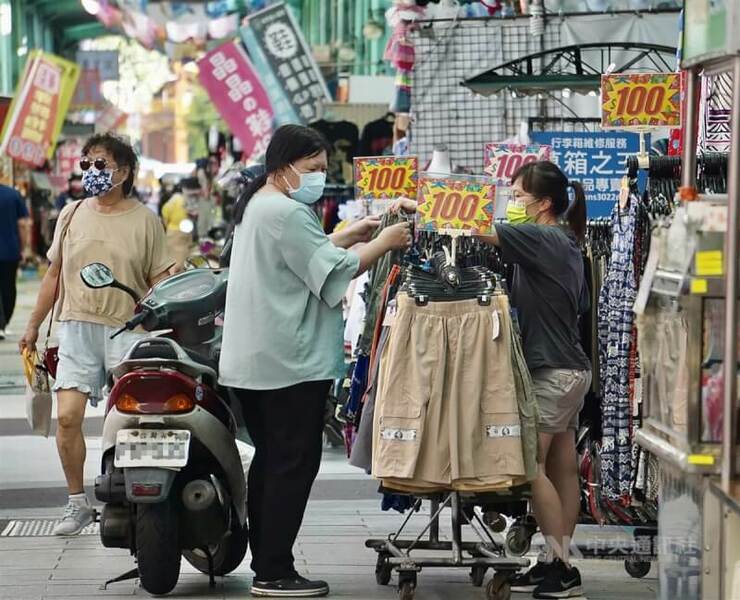 圖說:世銀預測今年經濟成長率從1.7%調整為2.1%,但調降2024年經濟成長率0.3%至2.4%。(中央社)