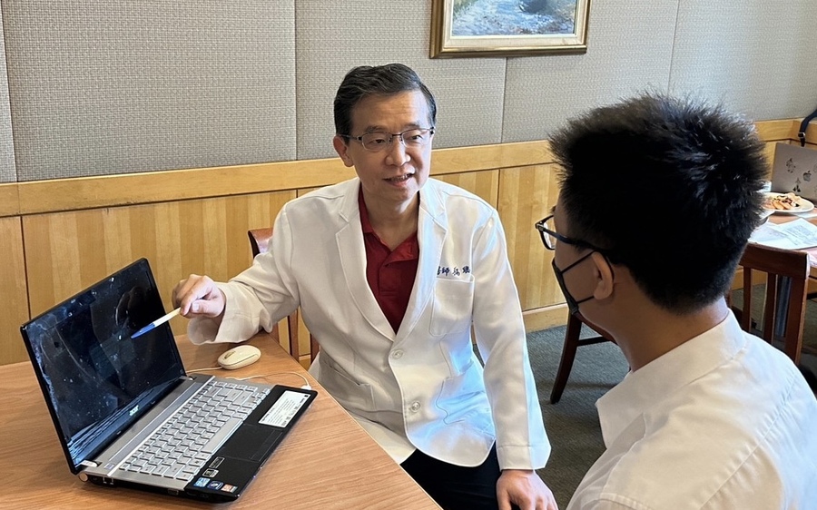 精神科醫師楊聰財7日於記者會表示,腦霧常見的症狀包括失智、注意力缺陷,影響民眾的生活品質。(主辦單位提供)