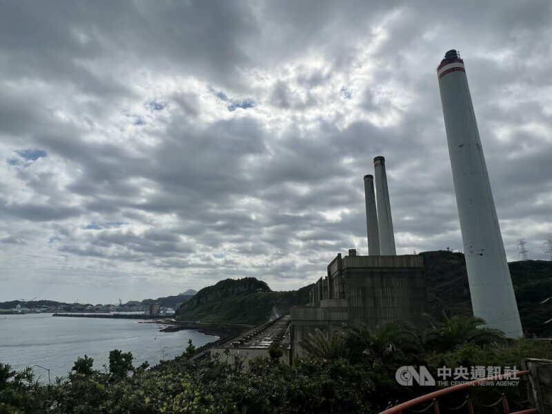 環團8日到行政院門口抗議協和電廠東移案,台電則回應已減少開發面積,還有進行珊瑚保育。(中央社)