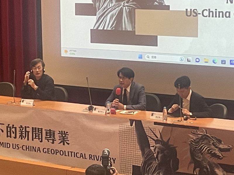 韓國中央東洋廣播JTBC日本特派員孫石熙(左)11日於「美中對抗下的新聞專業」論壇進行演講。(Photo by 簡嘉佑/台灣醒報)