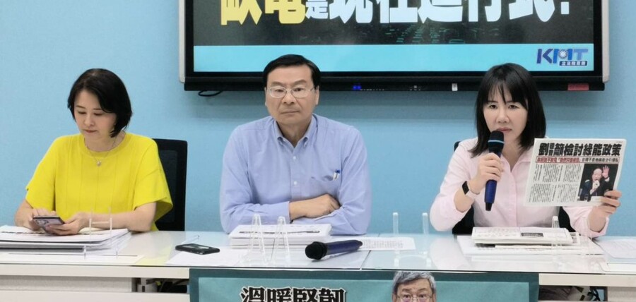 國民黨立委王鴻薇(左起)、曾銘宗與謝衣鳳12日召開記者會,痛斥民進黨總統參選人賴清德提出「核電停機重開」政策,卻缺乏相關配套。(國民黨提供)