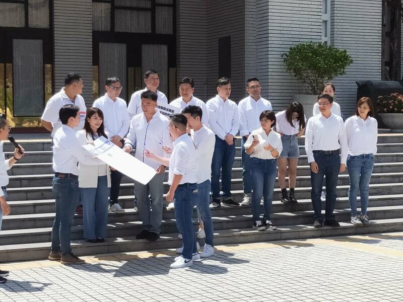 國民黨18位立委參選人13日在立院議場門口宣示7大政策。(Photo by 呂翔禾/台灣醒報)