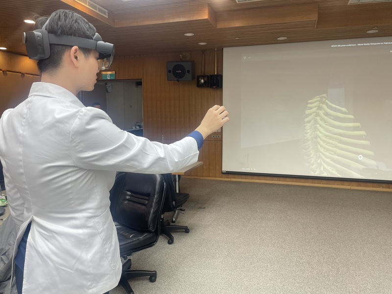 記者會現場示範,醫師使用新技術,於元宇宙診斷3D全息影像。(Photo by 簡嘉佑/台灣醒報)